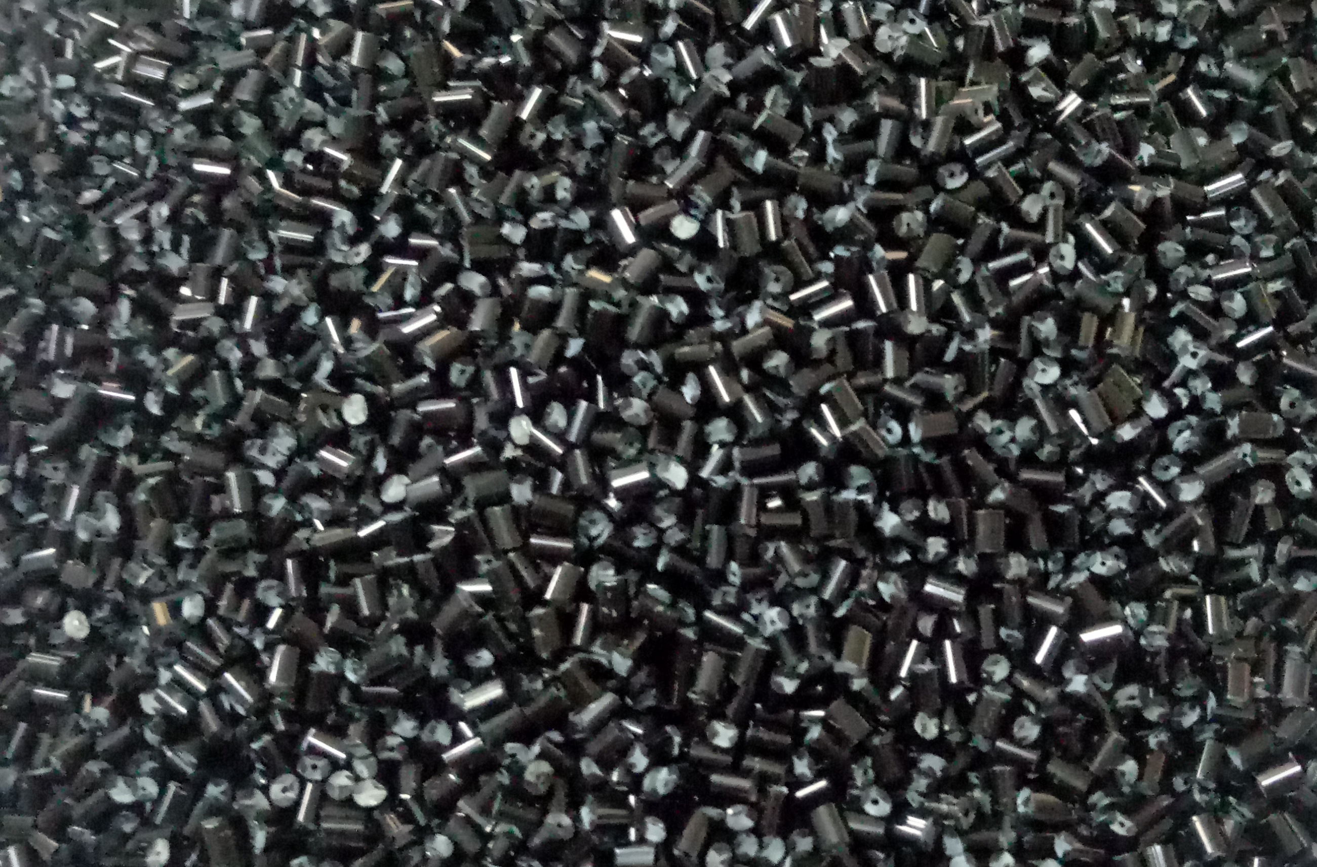 金塑顏生產(chǎn)的黑色母粒會不會影響塑料制品的光澤度？